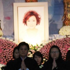 Makiyo媽媽遺體告別 小S蔡康永等藝人現(xiàn)身悼念