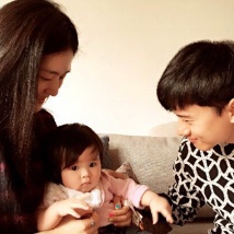 实习当爸妈 谢娜张杰抱阿雅女儿画面温馨有爱