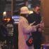Baby与黄晓明吃饭黑白配 女汉子为男友主动拉门