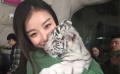 倪妮暗夸馮紹峰像小狼 親吻獅子得外號“倪大膽”