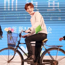 《甜蜜蜜》MV發(fā)布會 陳可辛秀甜蜜鹿晗騎單車