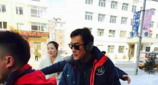 《冰河追兇》黑龍江開機 梁家輝佟大為現(xiàn)身片場