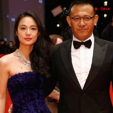 姜文攜愛妻現(xiàn)身《一步之遙》首映 周韻艷驚四座