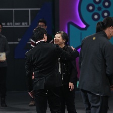 “中國(guó)影響力”18進(jìn)14 唐季禮擁抱選手流露真情