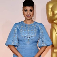 《塞尔玛》女导演艾娃·德约列登场 霸气高盘发