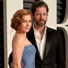 艾米·亚当斯与老公秀恩爱 拖地长裙优雅飘逸