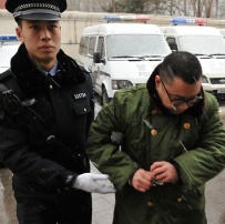 尹相杰穿军大衣冒雪进法院 或被判3年以下徒刑