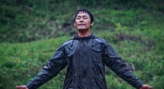 《殺人委托》曝劇照 樸圣雄飾演殺人魔獄中健身