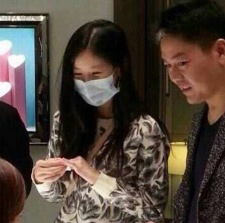 奶茶妹妹劉強(qiáng)東商場(chǎng)選鉆戒 被曝近日將舉行婚禮