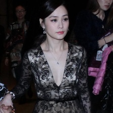 Twins合体出行 阿娇深V秀酥胸、阿Sa透视装性感