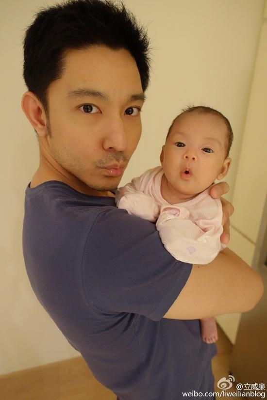 神儿女同来赞美歌谱-3月16日,立威廉在微博晒出与女儿的合照,并问网友:"Harper(女