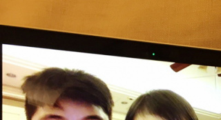 duang特技加过头！贾乃亮晒与甜馨“大眼”照