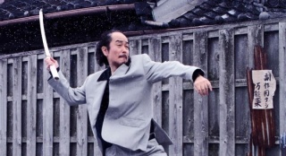 《極道大戰(zhàn)爭》曝拼殺劇照 中川雅也挑戰(zhàn)動(dòng)作戲