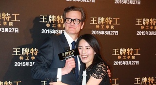 《王牌特工》首映：科林·費(fèi)斯亮相遭粉絲熊抱