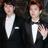 韓國組合infinite亮相紅毯 小鮮肉人氣高引尖叫