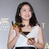 池胁千鹤喜获最佳女配角奖 后台手捧奖杯欢笑开颜