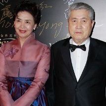 韩国著名导演林权泽现身红毯 妻子着韩服抢眼