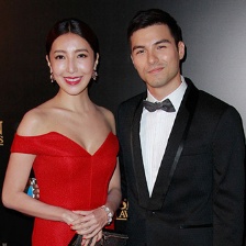 楊謹(jǐn)華低胸紅裙性感美艷 鳳小岳黑西裝帥氣亮相