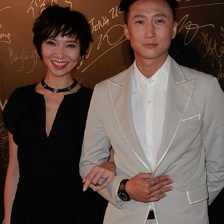 洪金寶長子洪天明現(xiàn)身 與演員車婉婉攜手走紅毯
