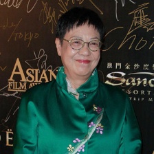 導(dǎo)演許鞍華改良唐裝“一枝梅”亮相 展親民微笑