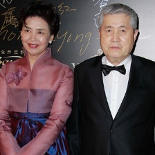 韓國著名導(dǎo)演林權(quán)澤現(xiàn)身紅毯 妻子著韓服搶眼