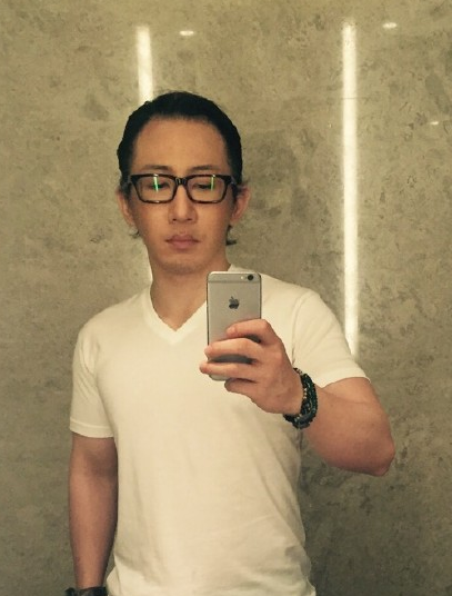 刘谦晒背头自拍变大叔 刘海被"变走"粉丝担心(图)