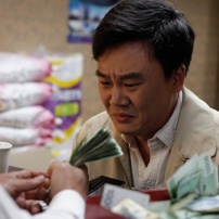 《药商》曝剧照 金仁权变身站在悬崖边上的人物