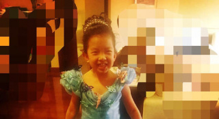 牛莉8歲女兒近照曝光 扮灰姑娘擺造型笑容燦爛