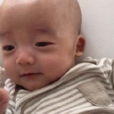 范瑋琪曬愛子照“光頭飛飛”來襲 被調(diào)侃像鄭愷