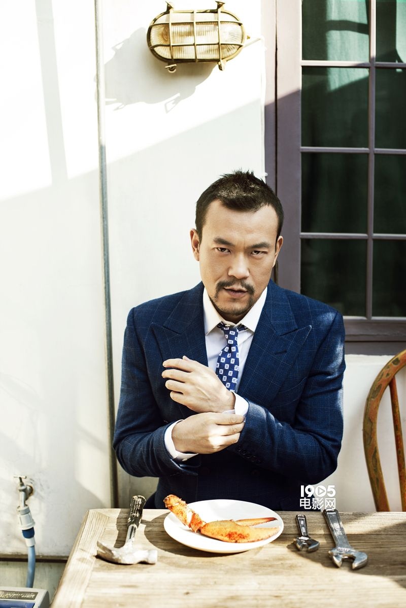 图库 明星写真 > 影帝廖凡大片显吃货本性 致敬达利雅痞范儿十足