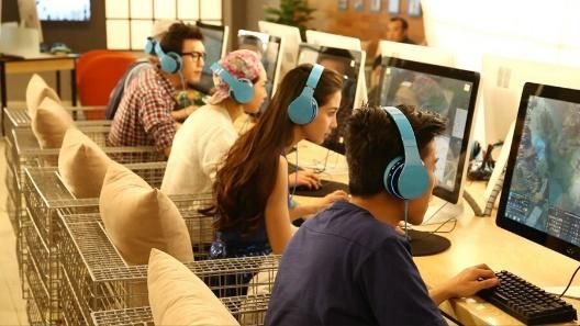 现身网吧打游戏操作滓业(图)