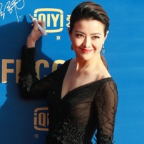 郭涛携两美女享艳福 主持人经纬镂空鱼尾裙美艳