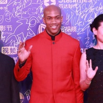 首钢篮球队外籍名将马布里亮相 着中山装挥手致意