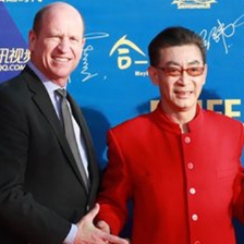 《敢問路在何方》劇組亮相紅毯 六小齡童現(xiàn)身