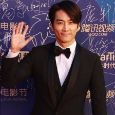 韩国男神宋承宪亮相红毯 穿黑色西装帅气逼人