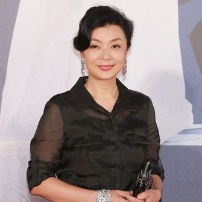 陈玉莲着黑色长裙优雅亮相 耳环等配饰闪亮吸睛