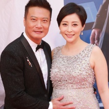 錢嘉樂(lè)攜湯盈盈甜蜜現(xiàn)身 撫摸妻子孕肚幸福滿滿