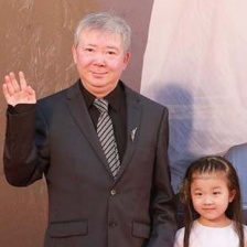文雋牽手“小天使”亮相紅毯 滿(mǎn)頭銀發(fā)倍顯慈祥