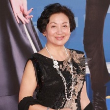 鲍起静优雅黑裙亮相 凭《暴疯语》提名最佳女配