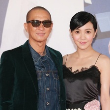 郭采洁吊带裙显性感 影帝张家辉黑超短寸酷劲足