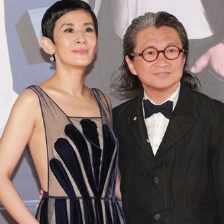 吳君如攜手陳可辛閃亮登場(chǎng) 黑色透視裙性感霸氣