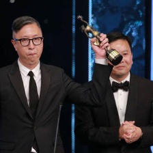 麥兆輝、莊文強(qiáng)奪最佳編劇獎 登臺捧杯發(fā)表感言