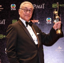 曾江80歲高齡得最佳男配角 后臺(tái)捧獎(jiǎng)杯淡定合影