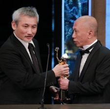 徐克上台颁发专业精神奖 道具师李坤龙荣获该奖