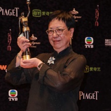最佳導(dǎo)演許鞍華微笑現(xiàn)身后臺(tái) 展示獎(jiǎng)杯心情好