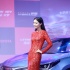 高圓圓穿蕾絲紅裙現(xiàn)身車展 笑言自己神經(jīng)大條