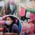 王菲逛超市细心挑选运动内裤 特价衣装满购物车