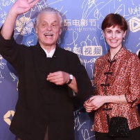 意大利競賽片《抉擇》主創(chuàng)亮相 導(dǎo)演興奮揮手