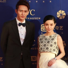 《巴黎假期》剧组登红毯 郭采洁白裙优雅抢镜