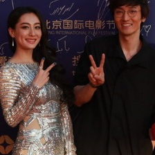 《星語(yǔ)心愿之再·愛(ài)》主創(chuàng)亮相 王傳君剪刀手賣(mài)萌